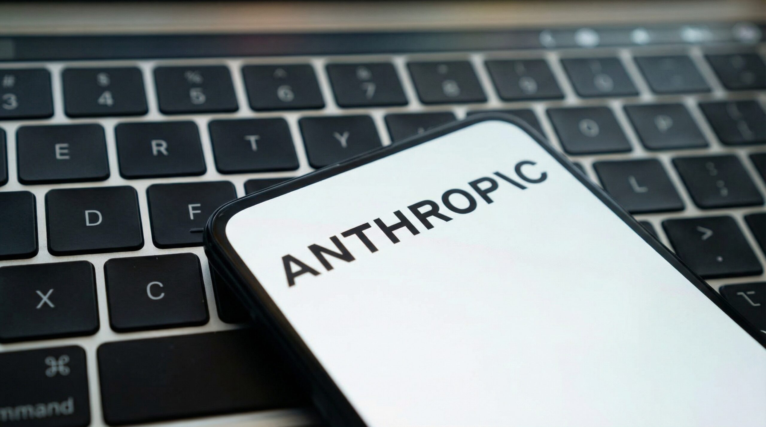 CEO de Anthropic advierte riesgos inminentes IA