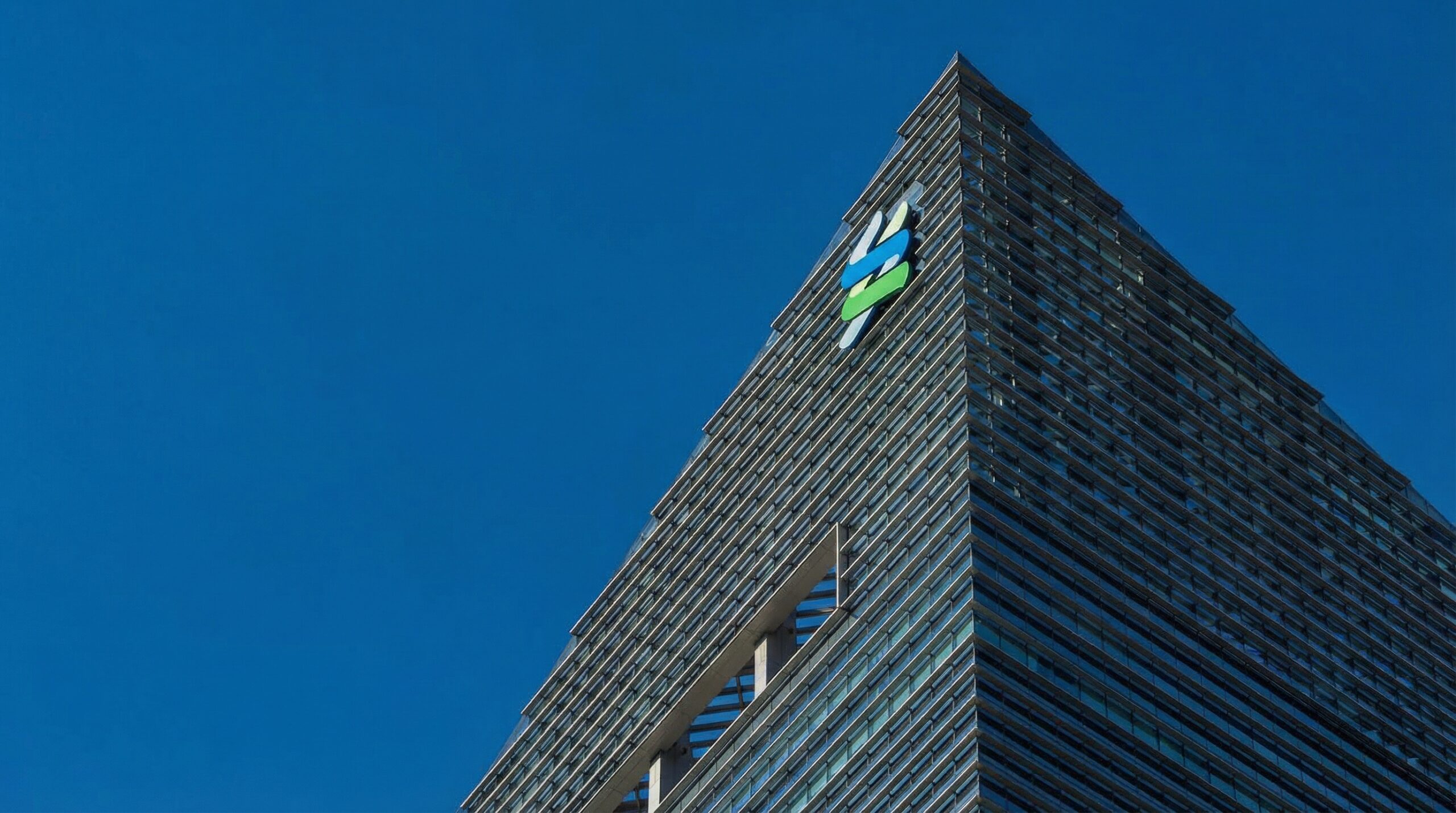 Standard Chartered equilibra IA con privacidad